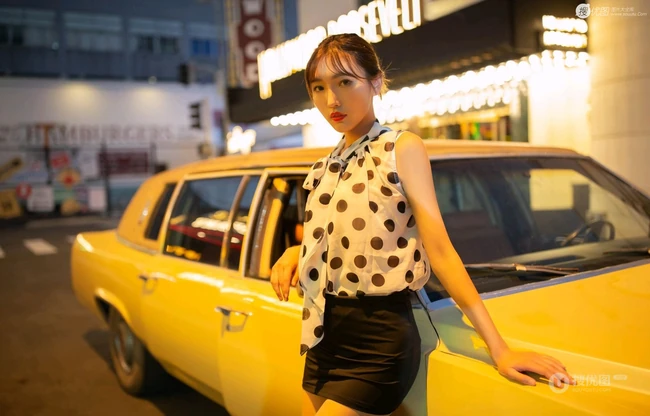 夜景路灯下的香车美人陆萱萱超高清紧身短裙袜装高跟街拍写真图集