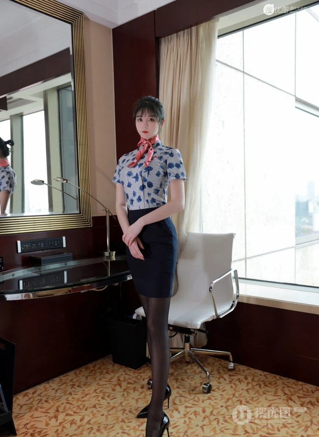甜美型小脸女生yoo优优紧身空乘制服短裙显气质线条感线条写真图集