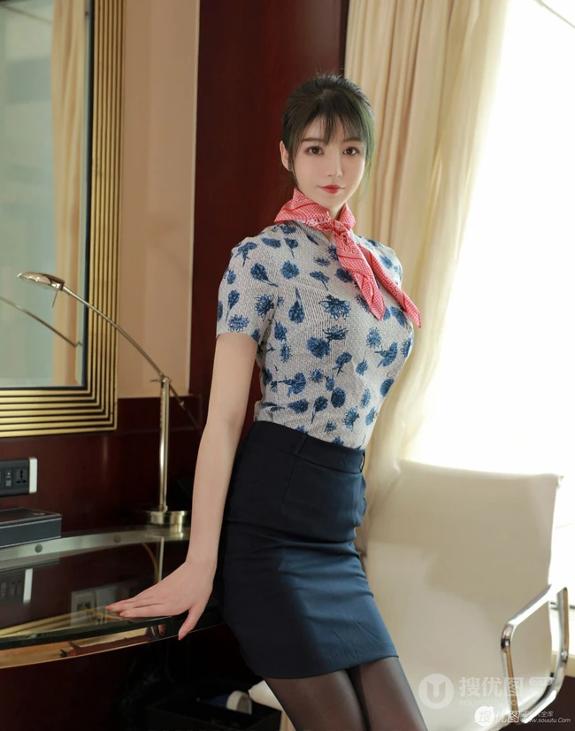 甜美型小脸女生yoo优优紧身空乘制服短裙显气质线条感线条写真图集