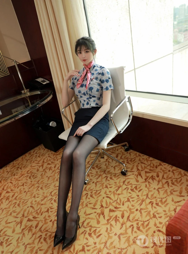 甜美型小脸女生yoo优优紧身空乘制服短裙显气质线条感线条写真图集