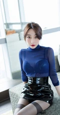 气质马尾辫女生轻熟九月生紧身包臀裙深袜线条感吸睛写真图片集