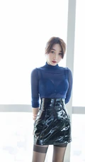 气质马尾辫女生轻熟九月生紧身包臀裙深袜线条感吸睛写真图片集