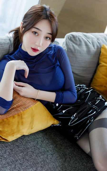 气质马尾辫女生轻熟九月生紧身包臀裙深袜线条感吸睛写真图片集