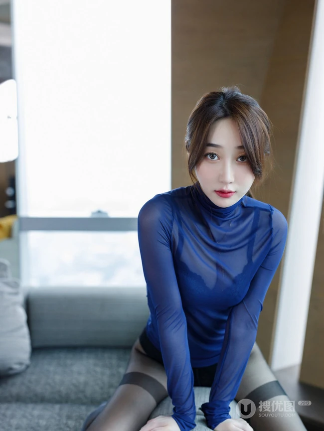 气质马尾辫女生轻熟九月生紧身包臀裙深袜线条感吸睛写真图片集