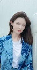 彭小苒清新淡雅露天楼梯前美拍写真图片