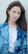 彭小苒清新淡雅露天楼梯前美拍写真图片