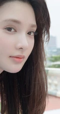 彭小苒清新淡雅露天楼梯前美拍写真图片