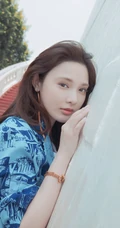 彭小苒清新淡雅露天楼梯前美拍写真图片