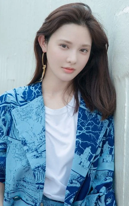 彭小苒清新淡雅露天楼梯前美拍写真图片