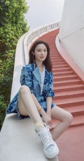 彭小苒清新淡雅露天楼梯前美拍写真图片