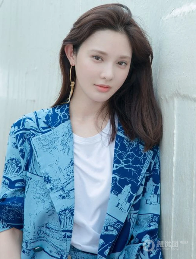 彭小苒清新淡雅露天楼梯前美拍写真图片