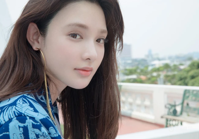 彭小苒清新淡雅露天楼梯前美拍写真图片