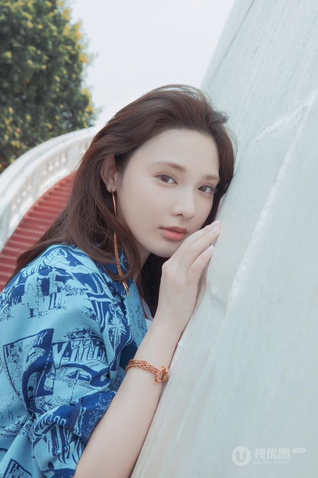 彭小苒清新淡雅露天楼梯前美拍写真图片