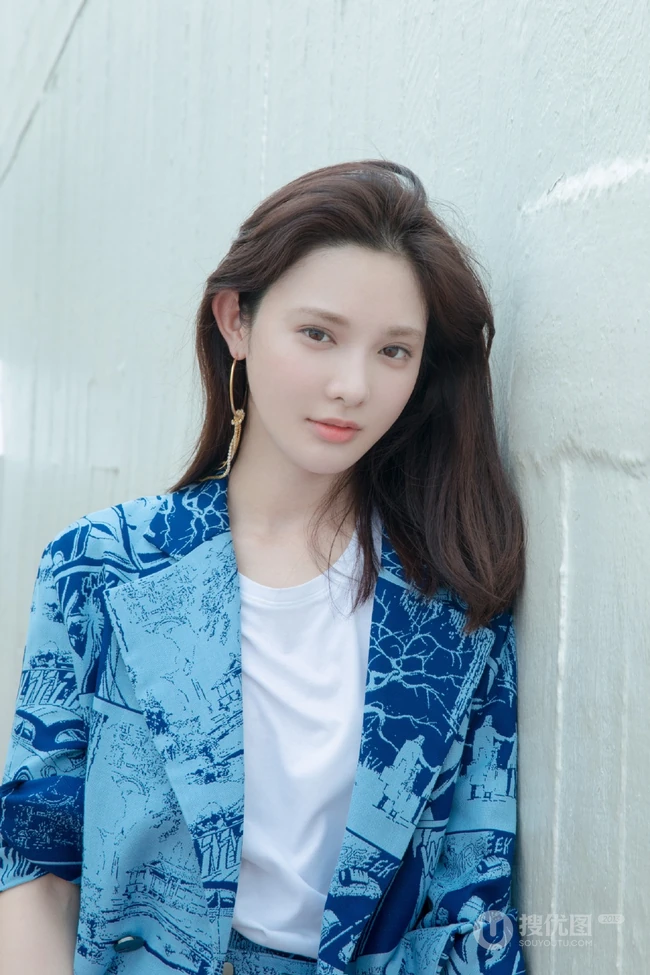 彭小苒清新淡雅露天楼梯前美拍写真图片