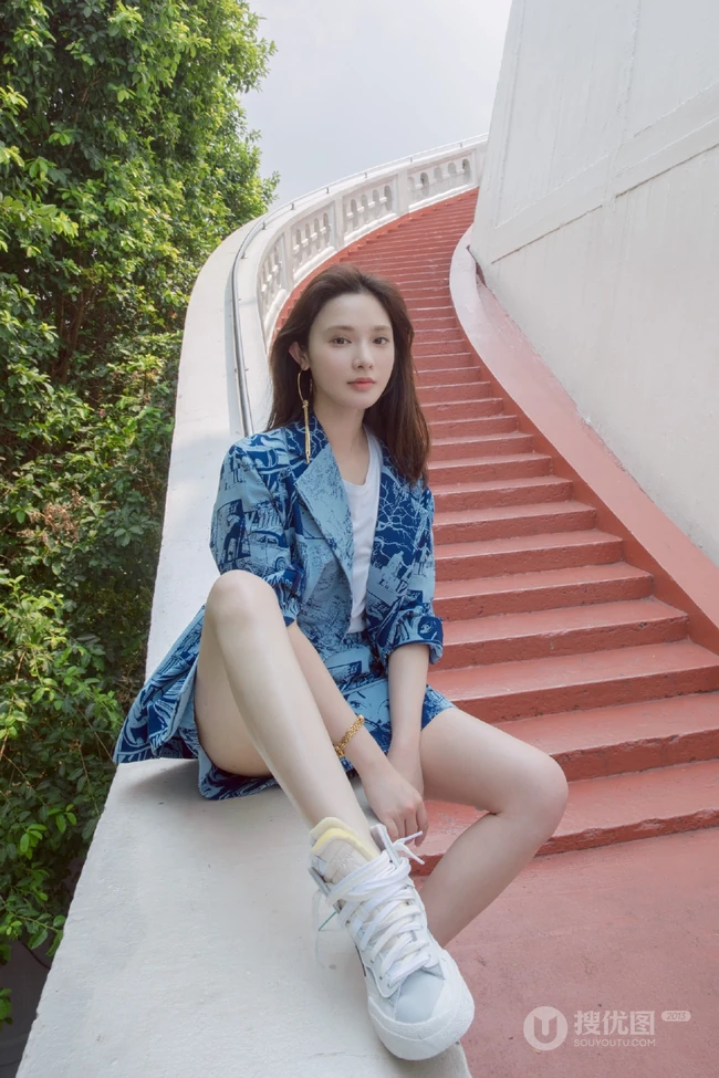 彭小苒清新淡雅露天楼梯前美拍写真图片