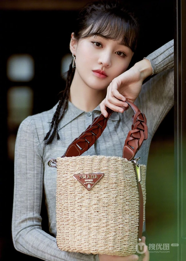 郑爽化身邻家清新小妹，紧身衣黑裙依门而立，落落大方