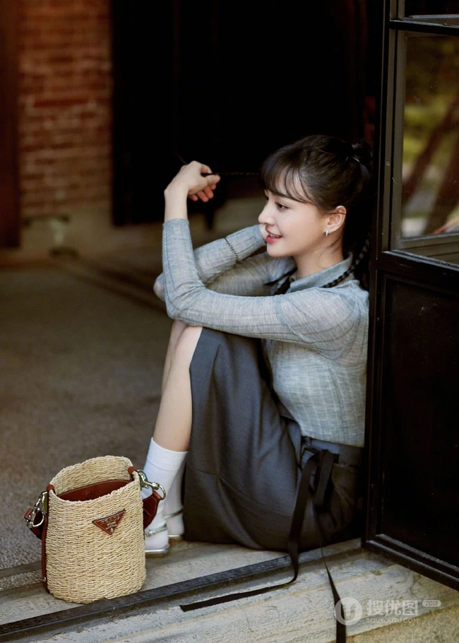 郑爽化身邻家清新小妹，紧身衣黑裙依门而立，落落大方