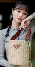 郑爽化身邻家清新小妹，紧身衣黑裙依门而立，落落大方