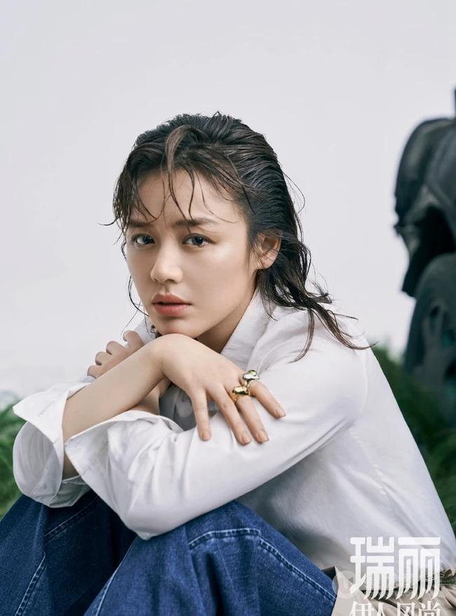 女生马思纯瑞丽伊人风尚5月号131杂志图片，湿发发型展个性时尚