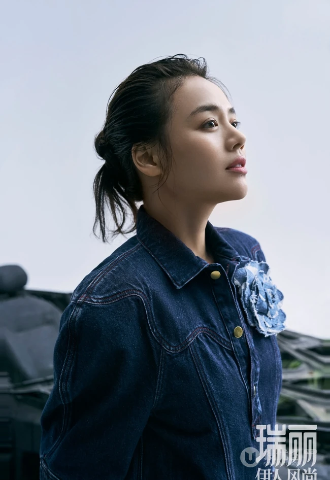 女生马思纯瑞丽伊人风尚5月号131杂志图片，湿发发型展个性时尚