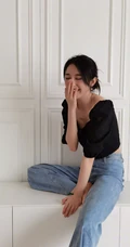 张俪气质休闲黑衣牛仔裤居家写真，收到玫瑰花做的兔子开心无比