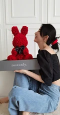 张俪气质休闲黑衣牛仔裤居家写真，收到玫瑰花做的兔子开心无比