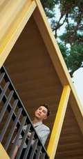 陈星旭清爽帅气衬衫黑裤居家小楼溜达写真图片