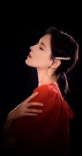张予曦气质唯美红唇，红衣红装气质半身照短发写真图片
