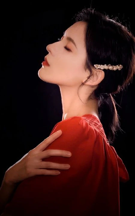 张予曦气质唯美红唇，红衣红装气质半身照短发写真图片