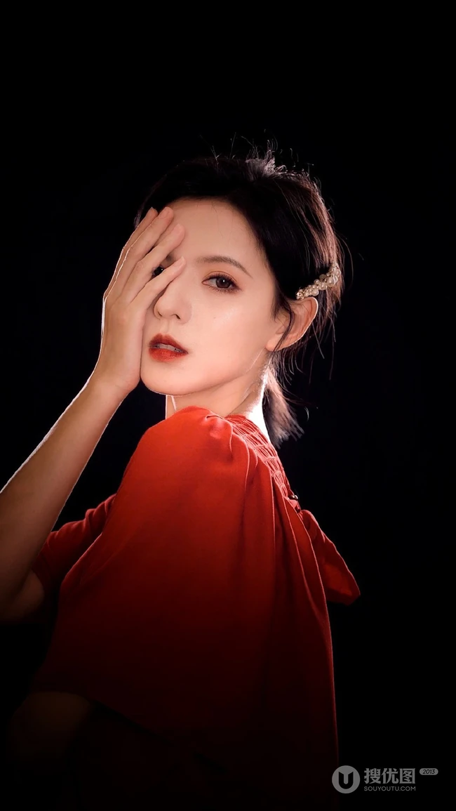 张予曦气质唯美红唇，红衣红装气质半身照短发写真图片