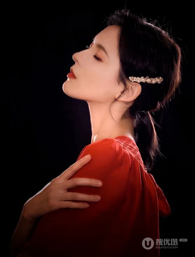 张予曦气质唯美红唇，红衣红装气质半身照短发写真图片