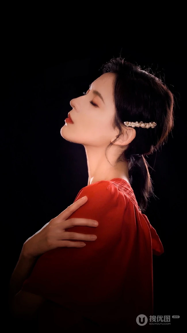 张予曦气质唯美红唇，红衣红装气质半身照短发写真图片