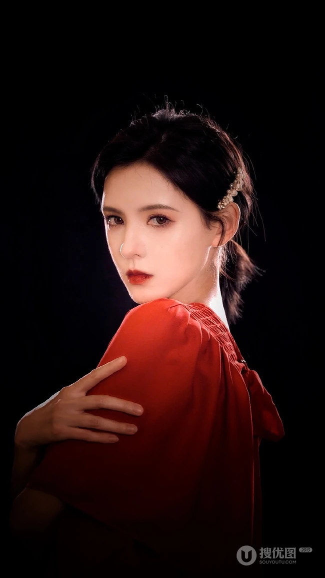 张予曦气质唯美红唇，红衣红装气质半身照短发写真图片