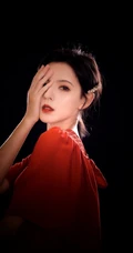 张予曦气质唯美红唇，红衣红装气质半身照短发写真图片