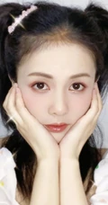 白鹿双手托腮清新甜美半身照写真图片，双马尾造型俏丽可爱