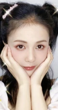 白鹿双手托腮清新甜美半身照写真图片，双马尾造型俏丽可爱