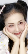 白鹿双手托腮清新甜美半身照写真图片，双马尾造型俏丽可爱