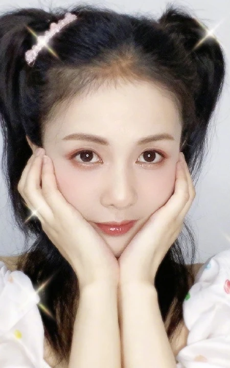 白鹿双手托腮清新甜美半身照写真图片，双马尾造型俏丽可爱