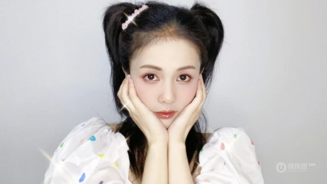 白鹿双手托腮清新甜美半身照写真图片，双马尾造型俏丽可爱