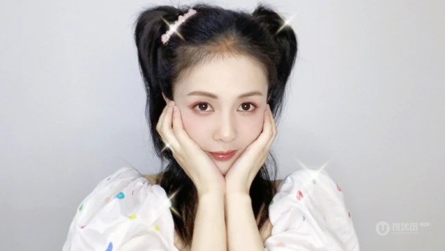 白鹿双手托腮清新甜美半身照写真图片，双马尾造型俏丽可爱