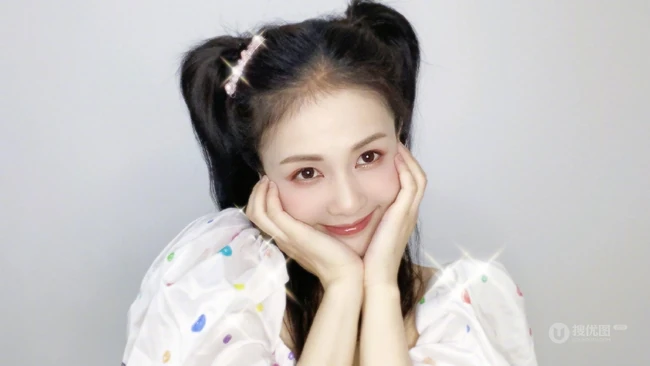 白鹿双手托腮清新甜美半身照写真图片，双马尾造型俏丽可爱