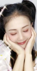 白鹿双手托腮清新甜美半身照写真图片，双马尾造型俏丽可爱