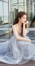 白鹿落地窗前轻纱白裙仙气写真，搭配2020最洋气的减龄发型，太美了