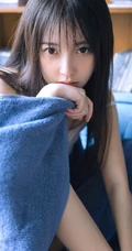 好看的大眼睛清新美丽女人张开腿无遮无挡居家写真图片