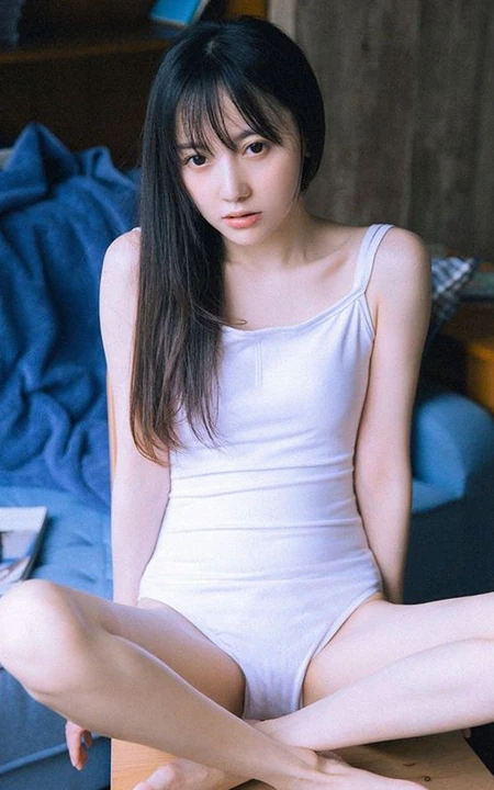 好看的大眼睛清新美丽女人张开腿无遮无挡居家写真图片