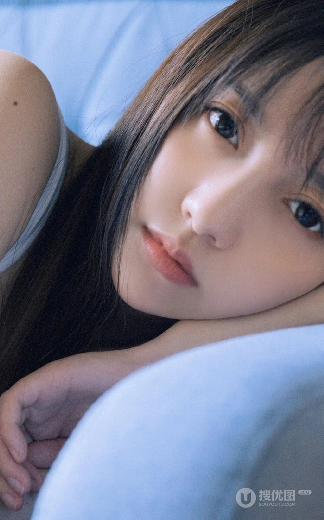 好看的大眼睛清新美丽女人张开腿无遮无挡居家写真图片