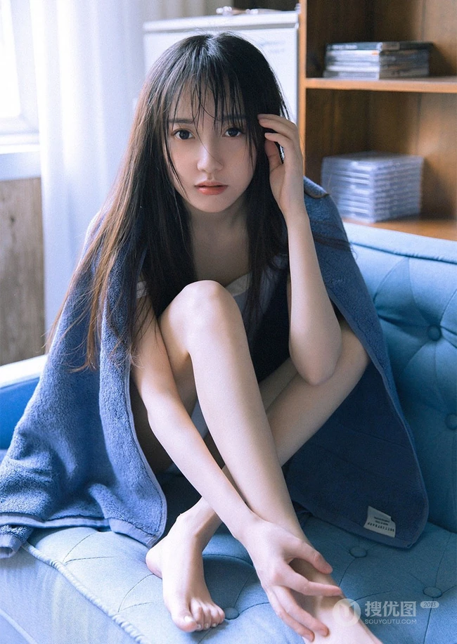好看的大眼睛清新美丽女人张开腿无遮无挡居家写真图片