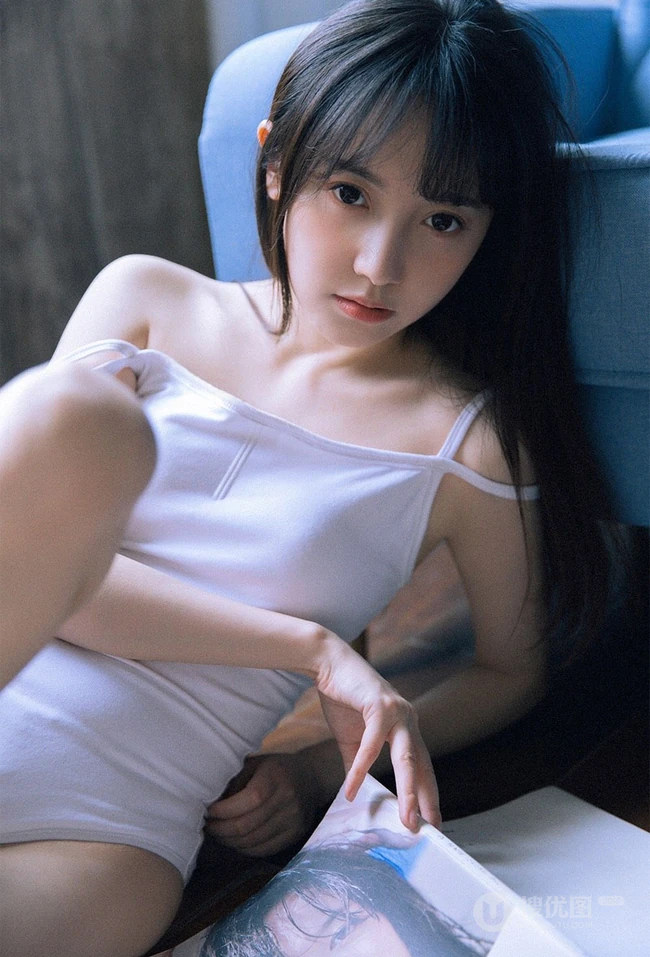 好看的大眼睛清新美丽女人张开腿无遮无挡居家写真图片