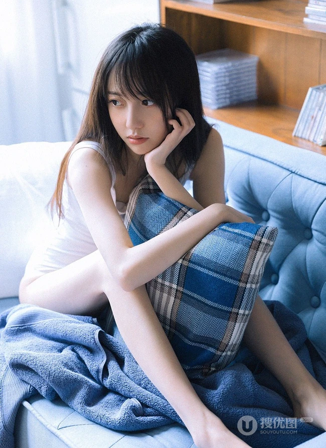 好看的大眼睛清新美丽女人张开腿无遮无挡居家写真图片