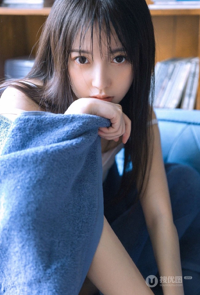 好看的大眼睛清新美丽女人张开腿无遮无挡居家写真图片